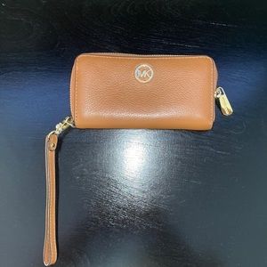 Micheal kors brown/chestnut wristlet